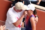 Iga Swiatek celebrates with her father at the 2024 French Open